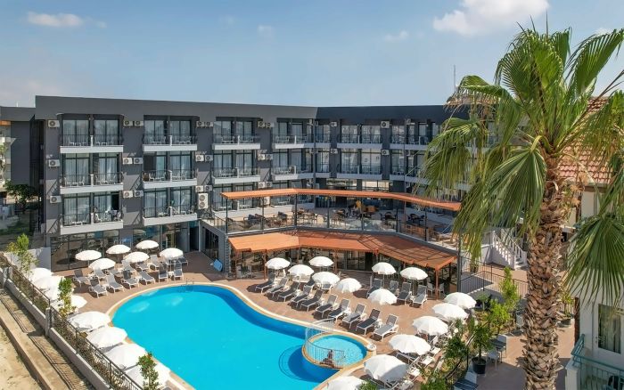 Clover Magic Park Side Hotel